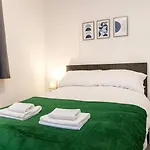 3-bedroom Flat-freeparking & Wifi, Sleeps7