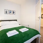 Homestay 3-bedroom Flat-freeparking & Wifi, Sleeps7