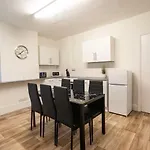 Séjour chez l'habitant 3-bedroom Flat-freeparking & Wifi, Sleeps7 *