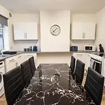 3-bedroom Flat-freeparking & Wifi, Sleeps7 Homestay *