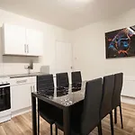 Séjour chez l'habitant 3-bedroom Flat-freeparking & Wifi, Sleeps7