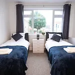 3-bedroom Flat-freeparking & Wifi, Sleeps7 Séjour chez l'habitant