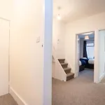 3-bedroom Flat-freeparking & Wifi, Sleeps7 Séjour chez l'habitant