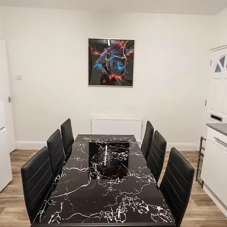 Apartament 3-bedroom Flat-free Parking & Wifi, Sleeps7 *