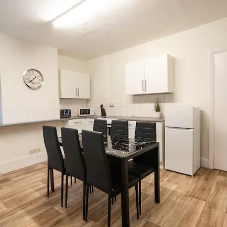 Alloggio in famiglia 3-bedroom Flat-freeparking & Wifi, Sleeps7 *