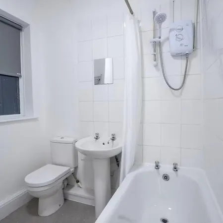 3-bedroom Flat-freeparking & Wifi, Sleeps7 בית אירוח בריסטול