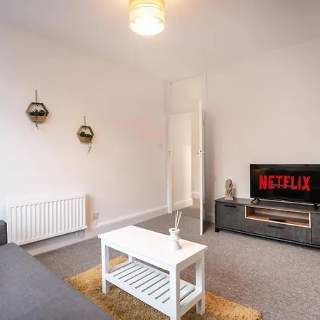 3-bedroom Flat-free Parking & Wifi, Sleeps7