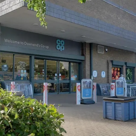 Rum i privatbostad 3-bedroom Flat-freeparking & Wifi, Sleeps7