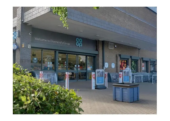 3-bedroom Flat-freeparking & Wifi, Sleeps7 בית אירוח