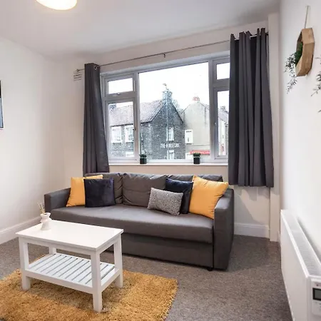 3-bedroom Flat-free Parking & Wifi, Sleeps7 * Bristol