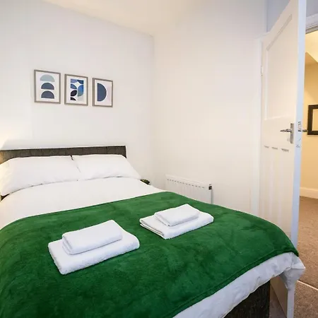 Rum i privatbostad 3-bedroom Flat-freeparking & Wifi, Sleeps7