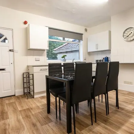 3-bedroom Flat-free Parking & Wifi, Sleeps7 Bristol