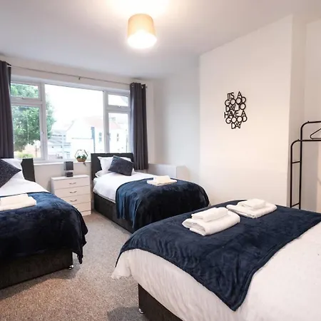 Ubytování v soukromí 3-bedroom Flat-freeparking & Wifi, Sleeps7 *