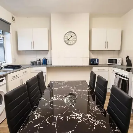 3-bedroom Flat-freeparking & Wifi, Sleeps7 Rum i privatbostad *