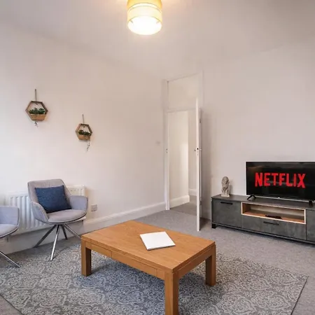 3-bedroom Flat-freeparking & Wifi, Sleeps7 *