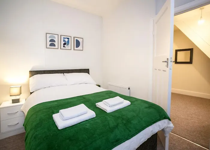 Privat bolig 3-bedroom Flat-freeparking & Wifi, Sleeps7